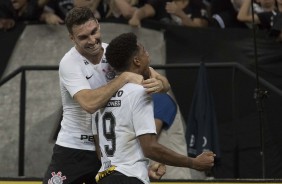 Boselli ao lado de Gustavo comemorando o gol do atacante contra a Ponte Preta