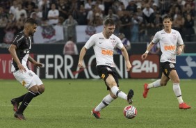 Boselli e Vital durante vitória do Corinthians sobre a Ponte Preta, na Arena