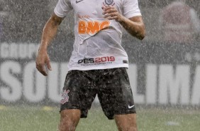 Danilo Avelar durante vitria do Corinthians sobre a Ponte Preta