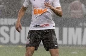 Danilo Avelar durante vitória do Corinthians sobre a Ponte Preta