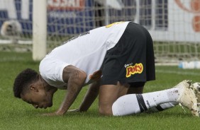 Gustavo beija o gramado ao comemorar seu gol contra a Ponte Preta, pela Arena Corinthians