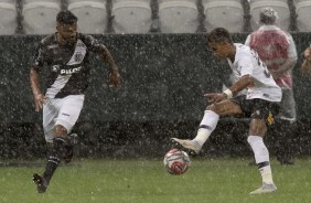 Pedrinho durante jogo contra a Ponte Preta; a chuva esteve muito forte na Arena Corinthians