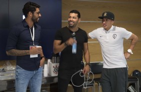 Vilson, André Santos e Ralf no vestiário da Arena Corinthians antes do jogo contra a Ponte Preta