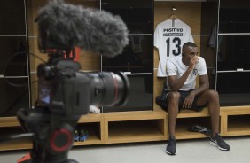 Zagueiro Marllon espera no vestiário da Arena Corinthians para duelo contra a Ponte Preta