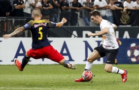 Boselli indo pra cima do marcador do RB Brasil, na Arena Corinthians, pelo Paulistão