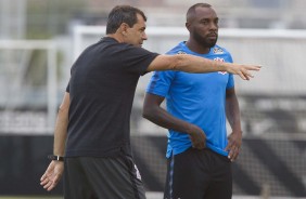 Carille e zagueiro Manoel no treino de hoje no CT