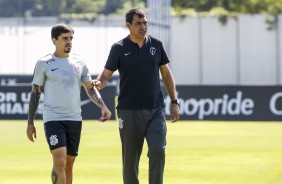 Carille orienta o lateral Fagner durante o treinamento de hoje no CT