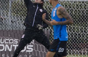 Cássio faz defesa durante treino de hoje no CT Joaquim Grava