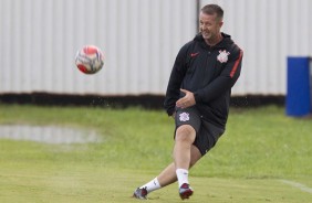 Leandro Idalino, preparador de goleiros, durante treino no CT