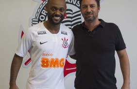 Love e Dulio durante apresentao do jogador ao Corinthians