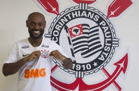 Love j trajado com o manto alvinegro em sua volta ao Corinthians