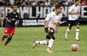 Meia Jadson em jogada contra o RB Brasil, pelo Paulistão