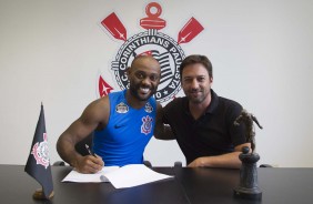 Vagner Love assina com o Corinthians