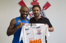 Vagner Love e Dulio Monteiro durante apresentao do jogador ao Corinthians