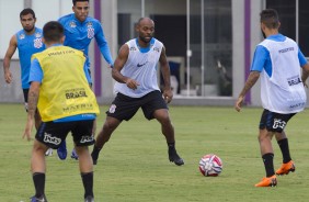 Vagner Love j est no CT e treina com companheiros