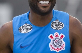 Vagner Love j treina com companheiros no CT