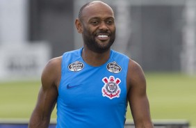 Vagner Love j treina no CT Joaquim Grava aps ser apresentado ao Corinthians