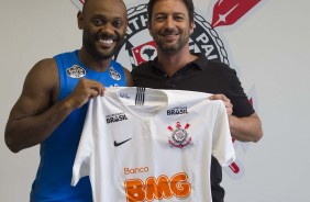 Vagner Love recebe de Dulio a camisa do Corinthians