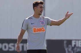 Danilo Avelar, mesmo questionado, vai para o clássico contra o Palmeiras, no sábado