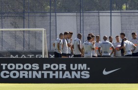 Jogadores reunidos em treino de preparao para duelo contra o Palmeiras