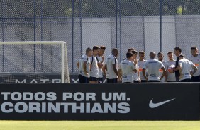 Jogadores reunidos em treino de preparação para duelo contra o Palmeiras