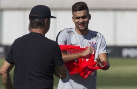 Lo Santos no treino desta sexta-feira no CT Joaquim Grava; time enfrenta o Palmeiras, no sbado