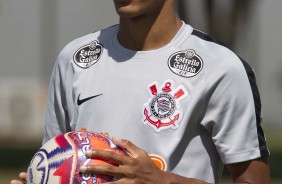 Menino Pedrinho treina com o elenco para o jogo contra o Palmeiras, no sábado