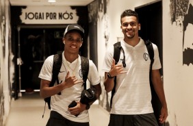 Pedrinho e Léo Santos chegam ao vestiário da Arena Corinthians para o jogo contra o Red Bull