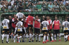 Avelar comemora com o banco de reservas seu gol contra o Palmeiras, pelo Paulisto 2019