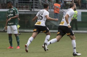 Danilo Avelar e Henrique comemorando o gol do lateral contra o Palmeiras, pelo Paulisto