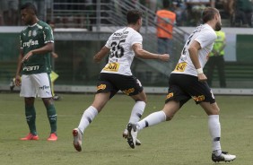 Danilo Avelar e Henrique comemorando o gol do lateral contra o Palmeiras, pelo Paulistão