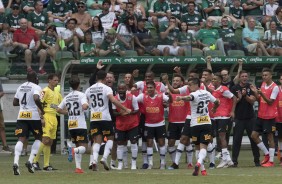 O banco de reservas inteiro comemorou o gol de Avelar contra o Palmeiras, pelo Campeonato Paulista