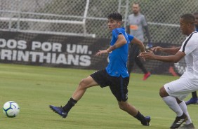 Angelo Araos no jogo-treino contra o Desportivo Brasil, no CT Joaquim Grava