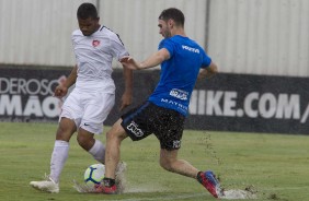 Boselli em dividida durante jogo-treino no CT