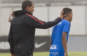 Carille orienta Pedrinho no jogo-treino contra o Desportivo Brasil, no CT