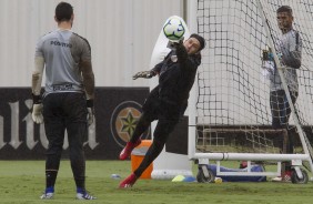 Cássio no jogo-treino contra o Desportivo Brasil, no CT Joaquim Grava
