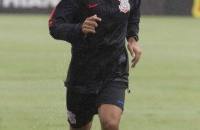 Fabrício Oya no jogo-treino contra o Desportivo Brasil, no CT Joaquim Grava