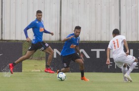 Léo Santos e Clayson no jogo-treino contra o Desportivo Brasil, nesta segunda-feira