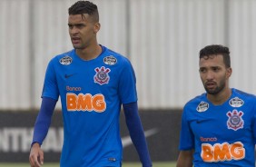 Léo Santos e Clayson no jogo-treino contra o Desportivo Brasil, no CT Joaquim Grava