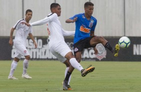 Pedrinho no jogo-treino contra o Desportivo Brasil, no CT Joaquim Grava