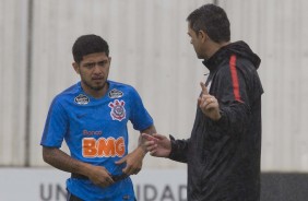 Sergio Daz e Cuca no jogo-treino contra o Desportivo Brasil, no CT Joaquim Grava