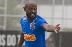 Vagner Love marcou o gol da vitória sobre o Desportivo Brasil, em jogo-treino no CT
