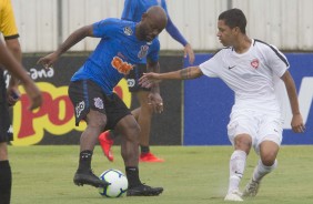 Vagner Love no jogo-treino contra o Desportivo Brasil, no CT Joaquim Grava