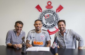 Júnior Urso assina com o Corinthians
