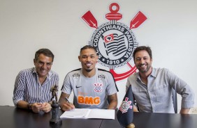 Jnior Urso assina com o Corinthians