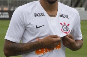 Júnior Urso exibe orgulho o escudo do Corinthians