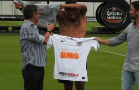 Júnior Urso recebe de Kalil e Duílio o manto alvinegro durante apresentação no CT