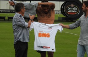 Jnior Urso recebe de Kalil e Dulio o manto alvinegro durante apresentao no CT