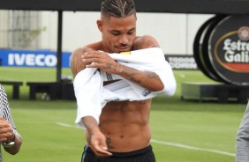 Júnior Urso vestindo o uniforme do Corinthians em sua apresentação no CT Joaquim Grava