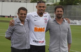 Kalil, Jnior Urso e Dulio Monteiro durante apresentao do jogador ao Corinthians